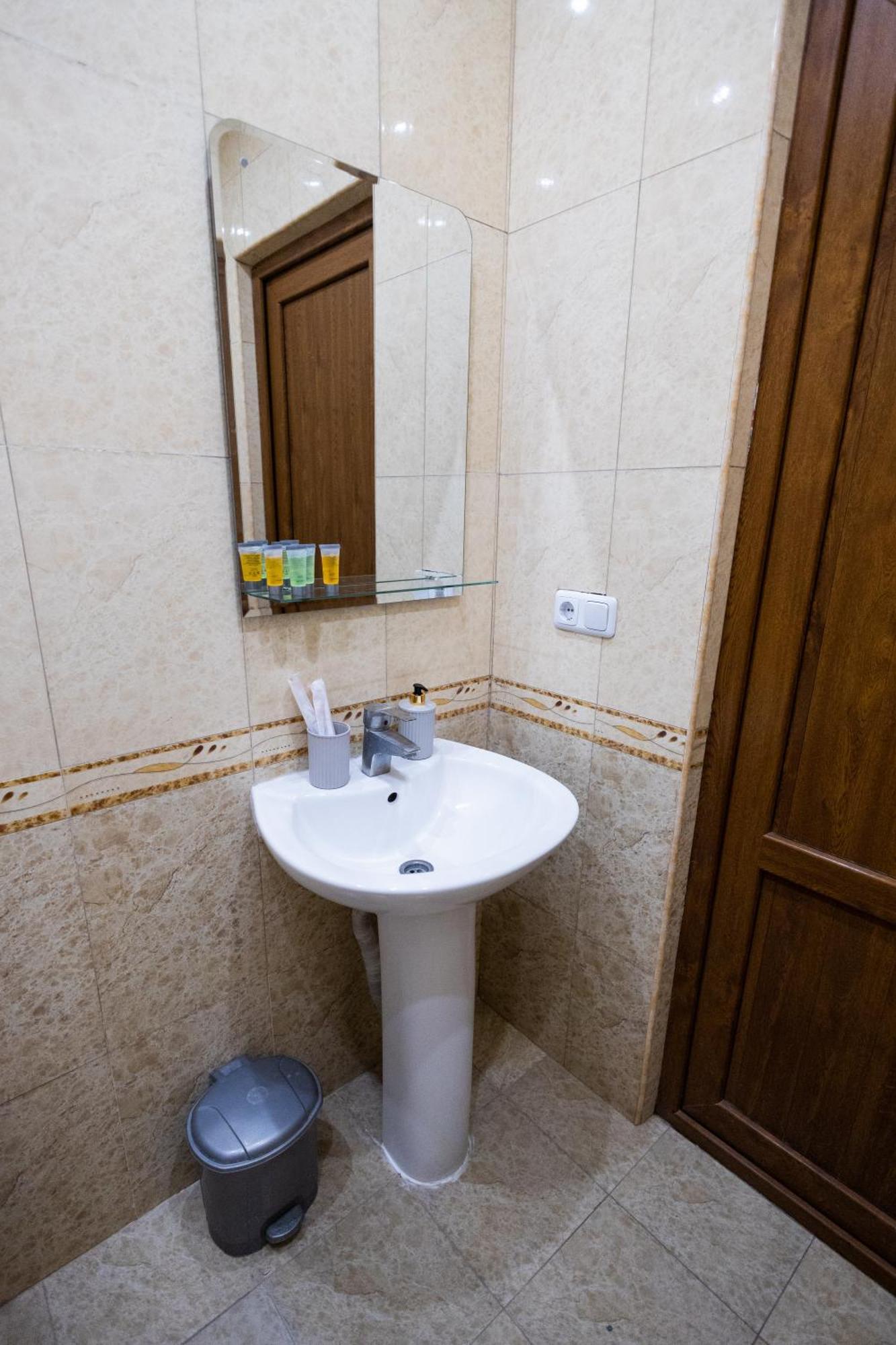 Yan Hotel Erywań Zewnętrze zdjęcie