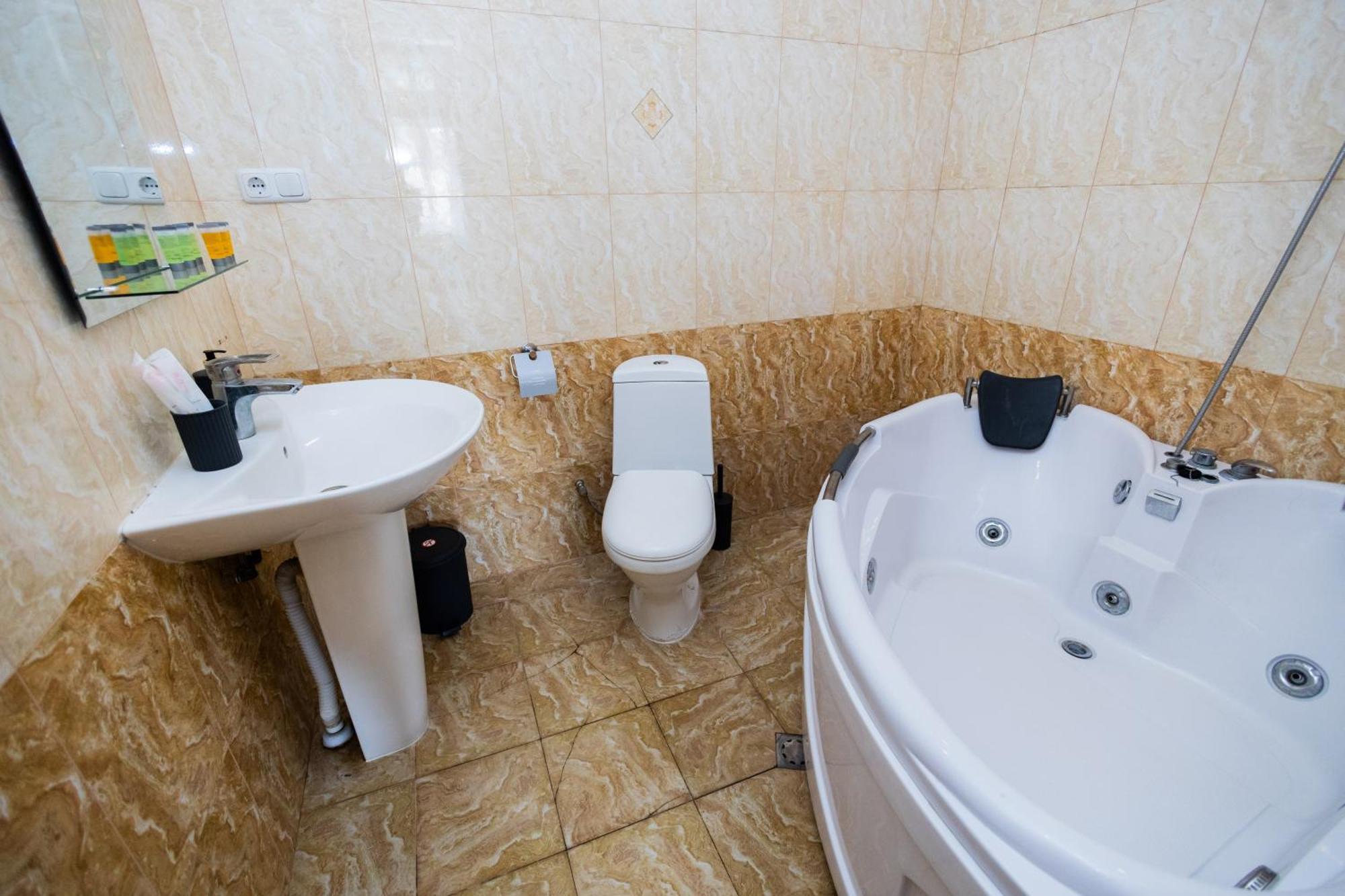 Yan Hotel Erywań Zewnętrze zdjęcie